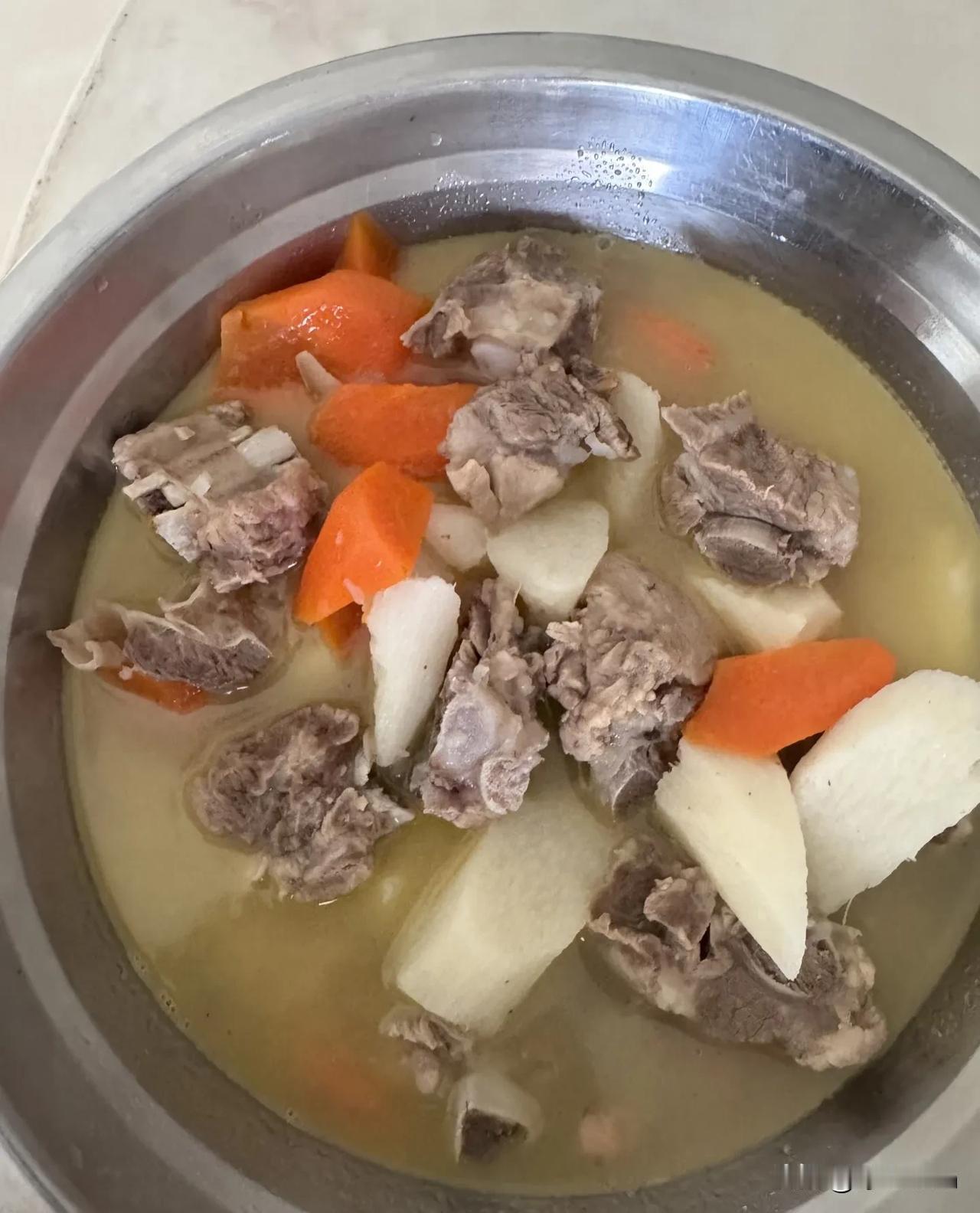 真的受不了了，晚上我老公烧菜，排骨炖胡萝卜和毛豆。胡萝卜块头特别大，油很多，一滴