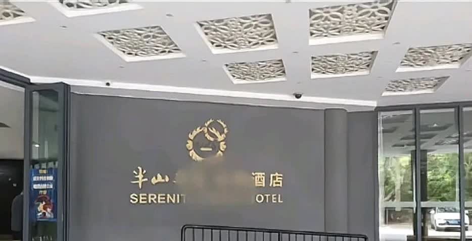 “三亚被毒蛇咬死的女孩，住的就是这家酒店，也不知道为什么，她要舍近求远，这家酒店