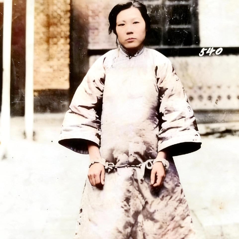 1925年，有“女匪首”之称的驼龙，被李杜的部下诱捕后，在长春监狱门口留下了这张
