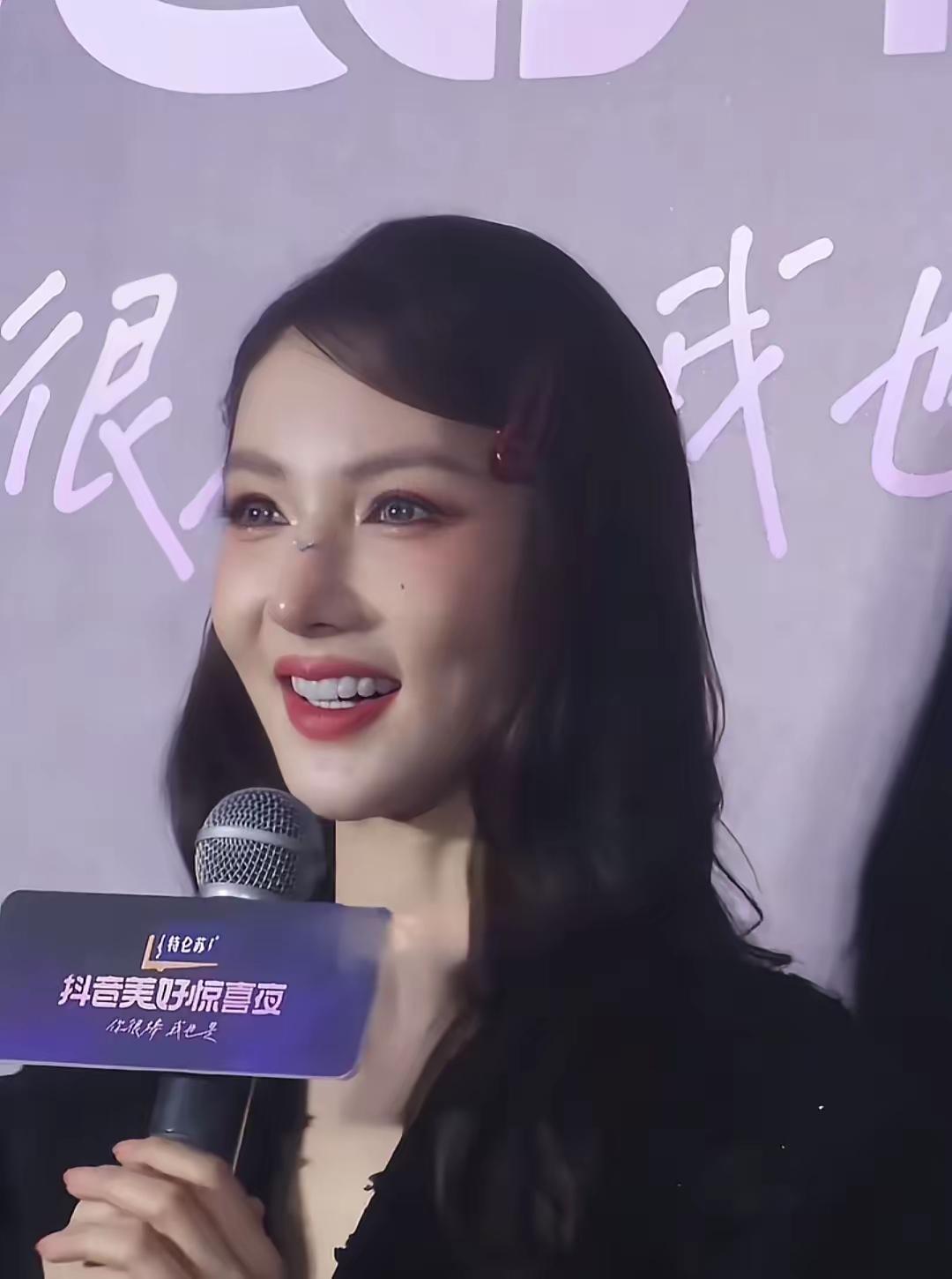 金晨又变脸啦，而且是越变越好看的那种，真让人羡慕！明星整容早已见怪不怪，只是其