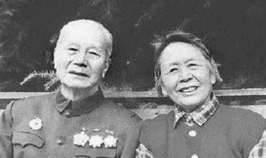从军医到卫生部长的传奇人生：贺诚1955年授衔风波背后的革命故事