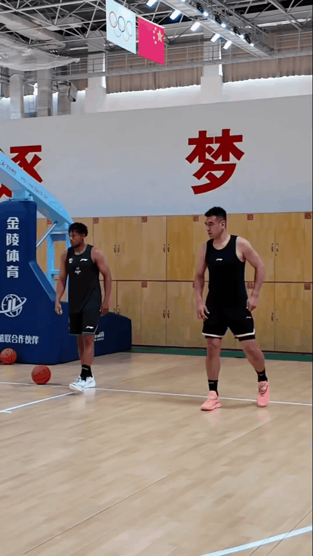 山东男篮官方晒出球队牌面！杨文学和祝铭震。作为球队新引进的“顶尖球员”。黝黑的皮