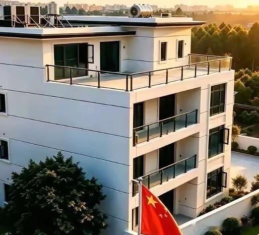 全红婵家中新房装修提速，爷爷到场查看，预计年底搬入新居。​​​