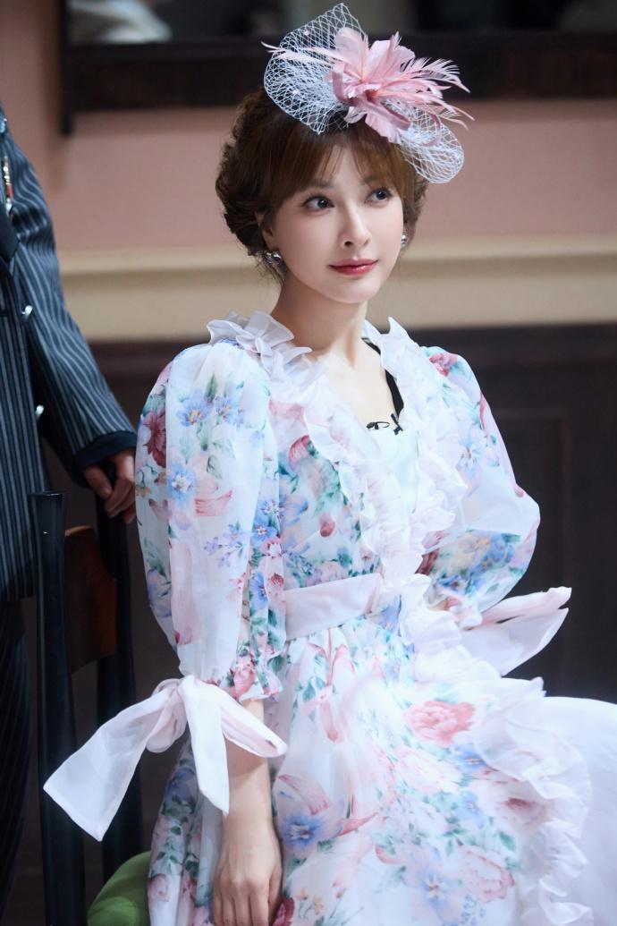 今天吴昕拍摄了一组很美的大片，她这次看起来非常的美，像个漂亮的花仙子，令人动容。