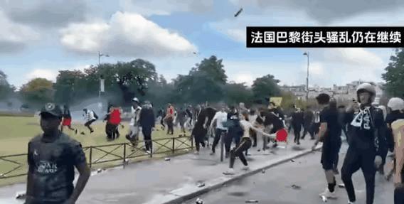 巴黎街头成了战场！黑人和阿拉伯人打成了一锅粥，宛如世界大战！非法移民群体就是欧