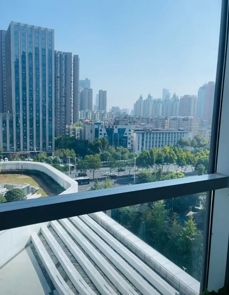 公司一个女员工要休产假了，她每个月的工资是固定薪资6000元，她问主管她产假期间