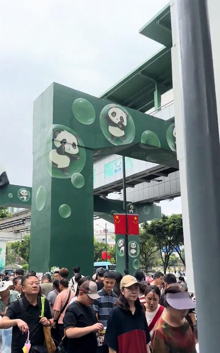十月四号中午重庆动物园地铁站，给大家看一下有多么火爆。重庆动物园确实是火的一塌糊
