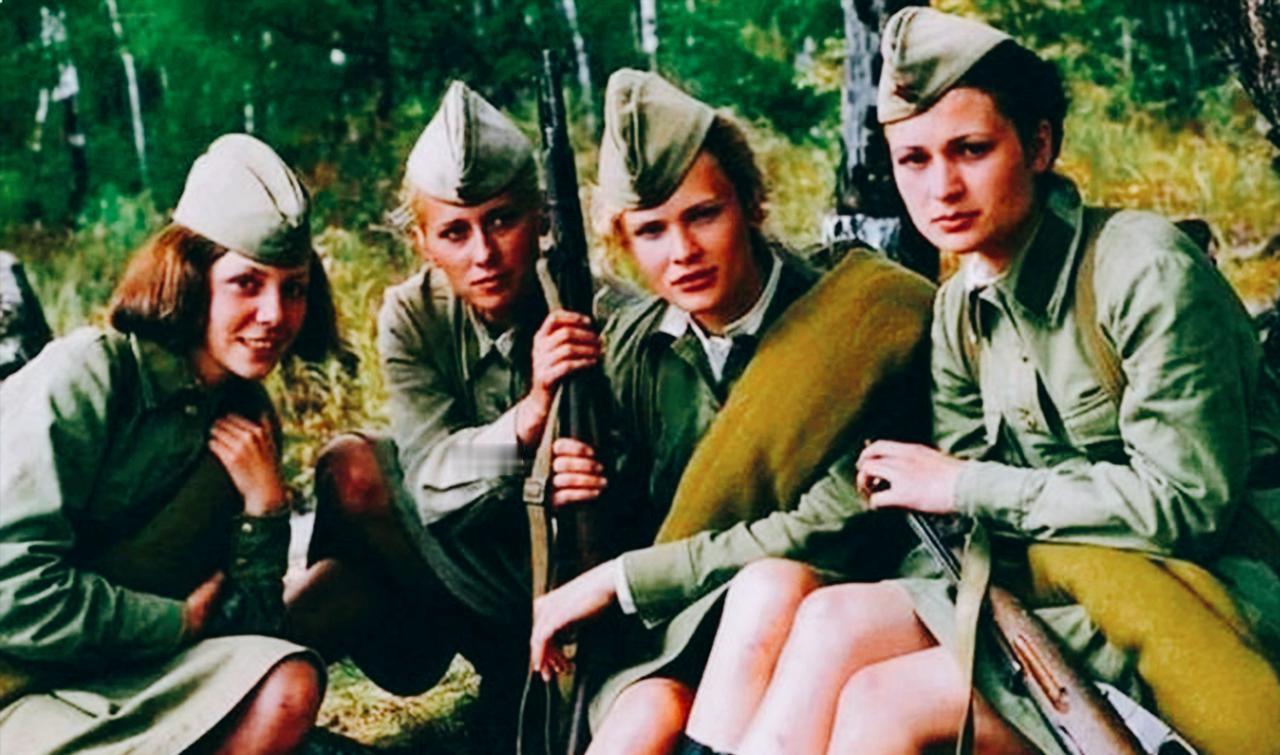 1945年的秋天，同样是放下武器的日军战俘，有人在延安战俘营吃到了热腾腾的米饭，