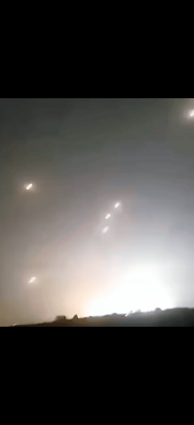 两个小时前，伊朗“真实承诺-4”行动第44轮导弹攻击的部分导弹在以色列特拉维夫落