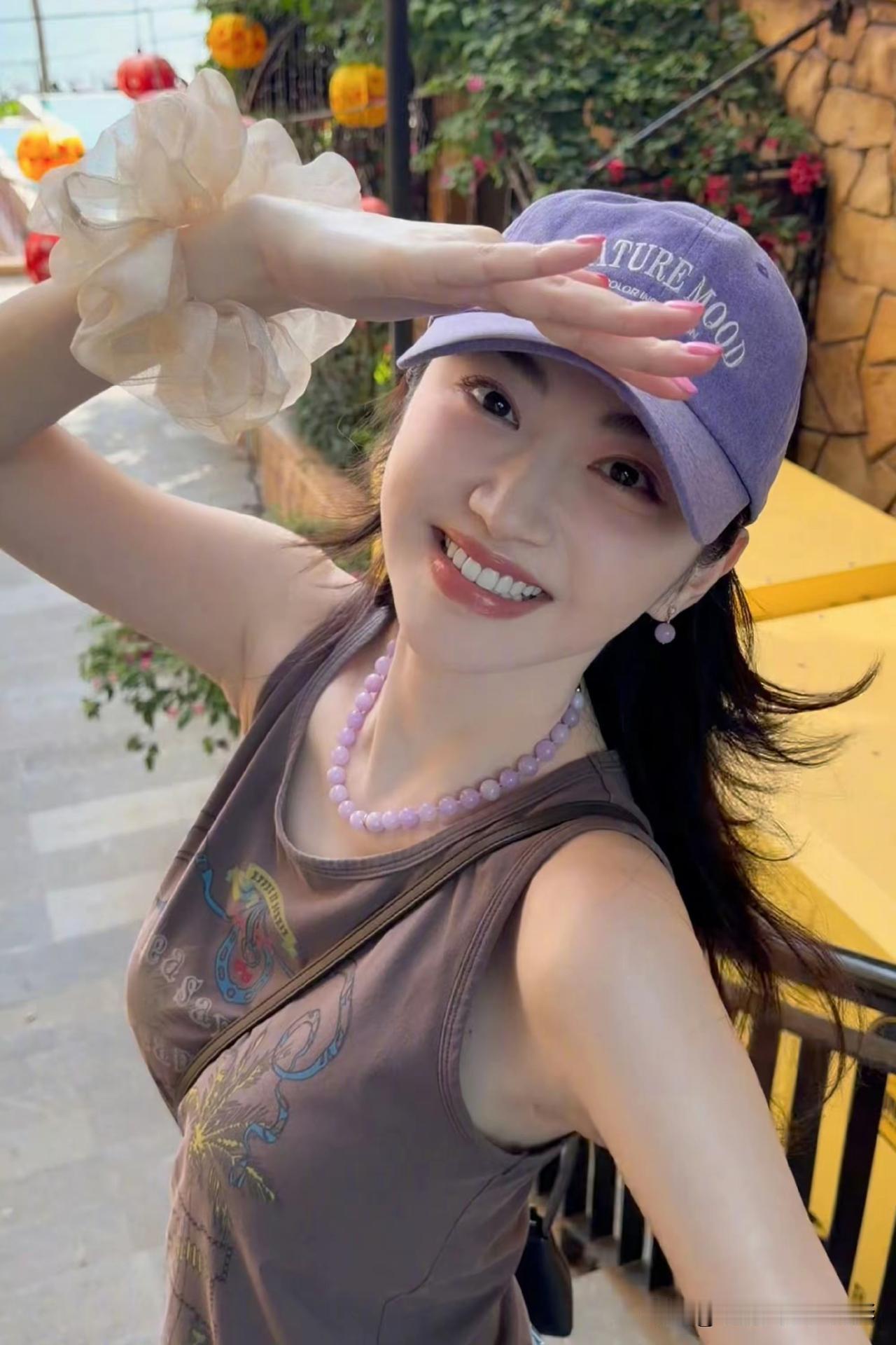 景甜这银色闪耀长裙造型，简直美出天际！一袭银色闪片礼服，搭配精致盘发，整个人温婉
