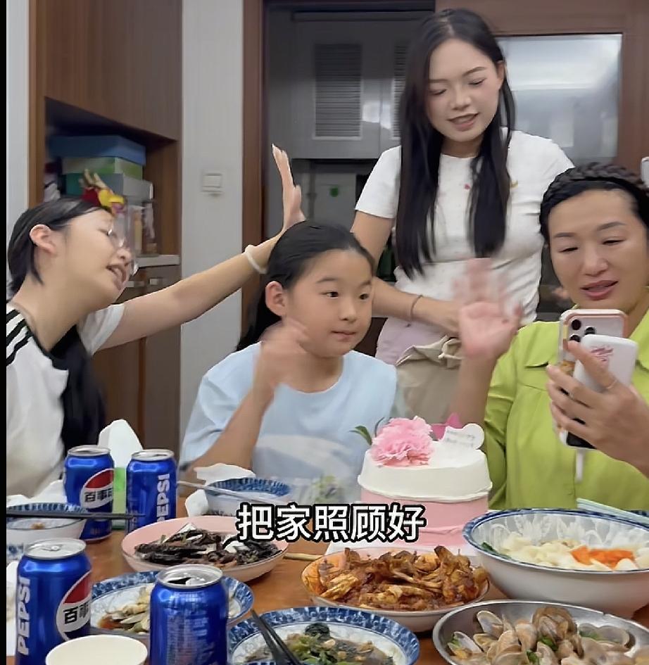 许健华过生日谢浩男1句话妈妈泪目了没想到谢丹还有这个技能！昨天许健华过生日