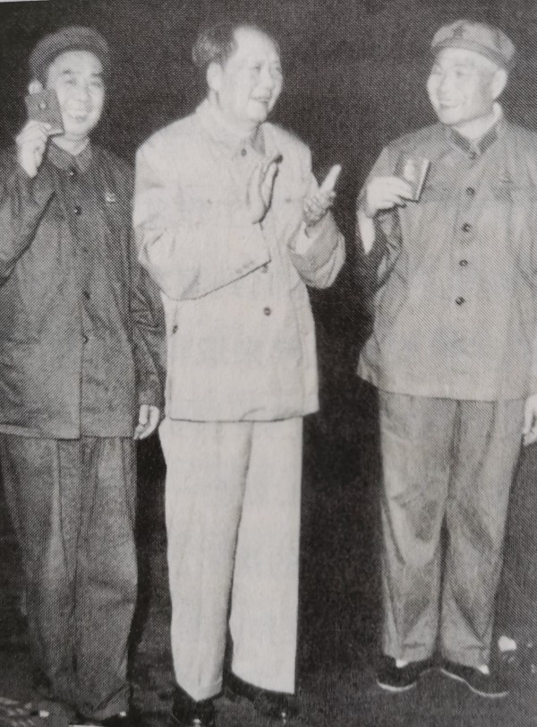 1966年9月，人民大会堂，毛主席两侧分别是谁？