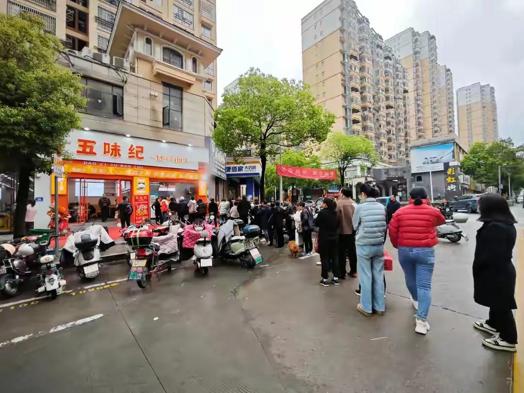 小伙宁可睡地板也要当老板，他凭什么二次创业就成功？凌晨两点，上海街头空无一人，