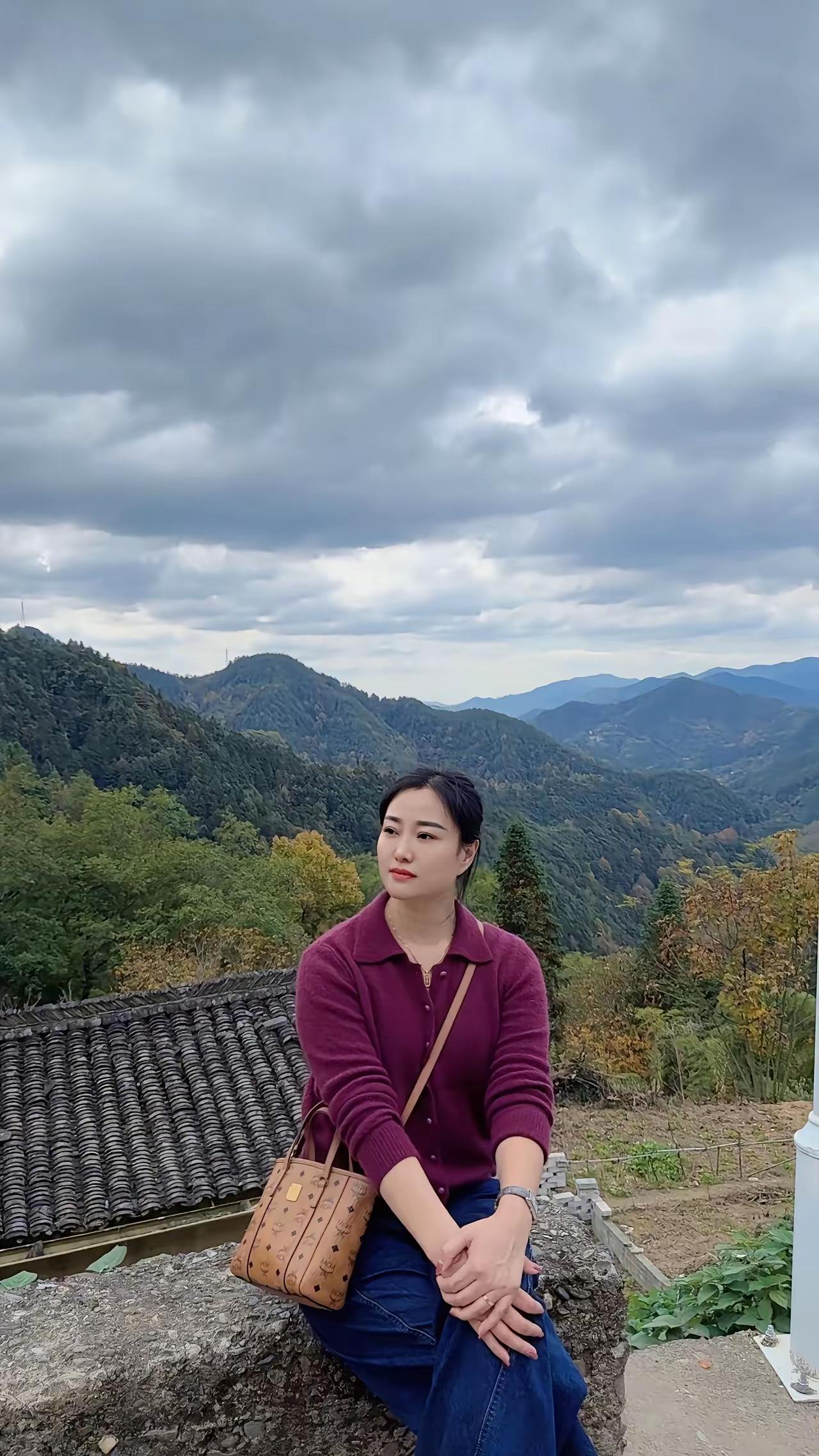 我家乡在广西一个偏僻山沟沟，四面环山。村里大多是少数民族，也有几个说客家话的村子