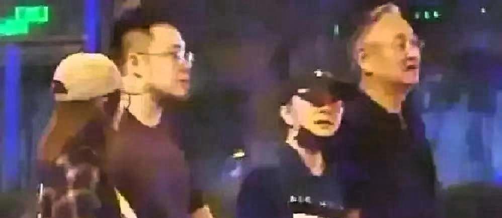 儿子用最体面的方式，完成了对父亲最成功的“报复”。英达连续半年雷打不动蹲守