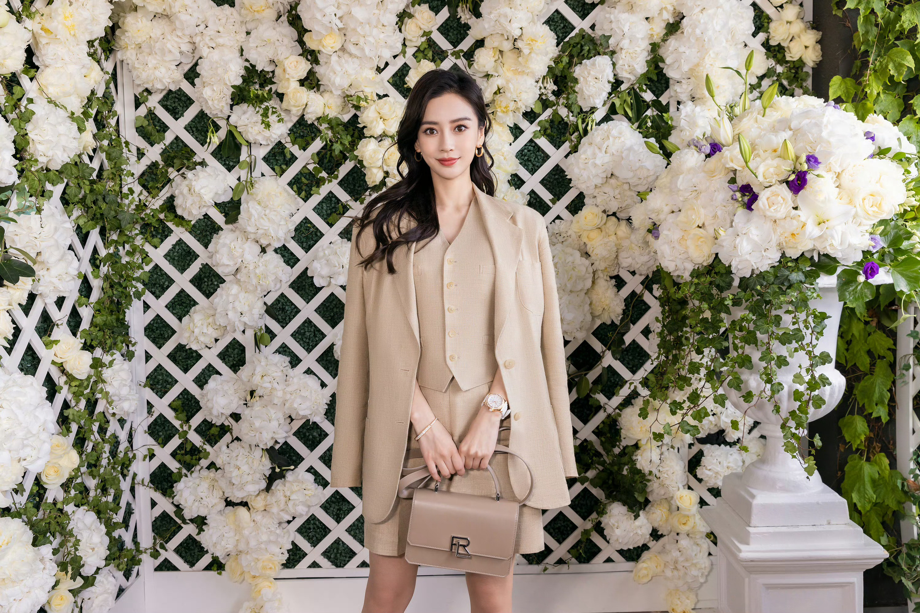 angelababy杨颖快到中午了，将将们！准备吃什么午饭呀？