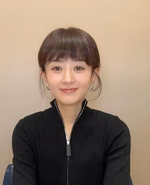 赵丽颖《小城大事》大结局剧组团建直播，众人对赵丽颖在剧中表现全肯定，集体化身赵丽