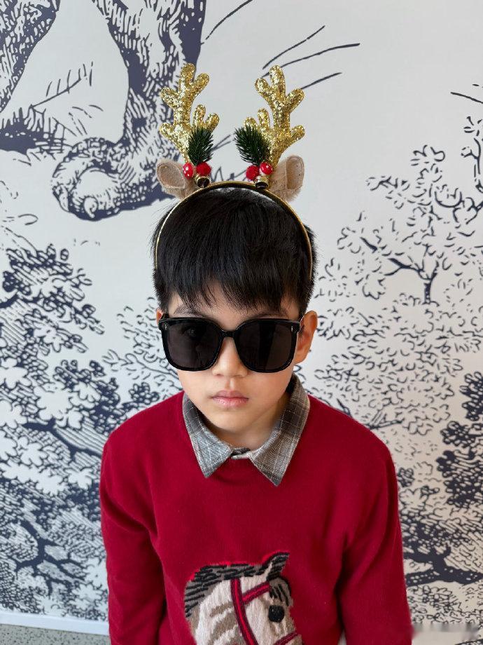 陈妍希周扬青合照小星星也太帅了吧！戴墨镜出镜，眉眼像极了陈晓，基因真的赢麻了陈