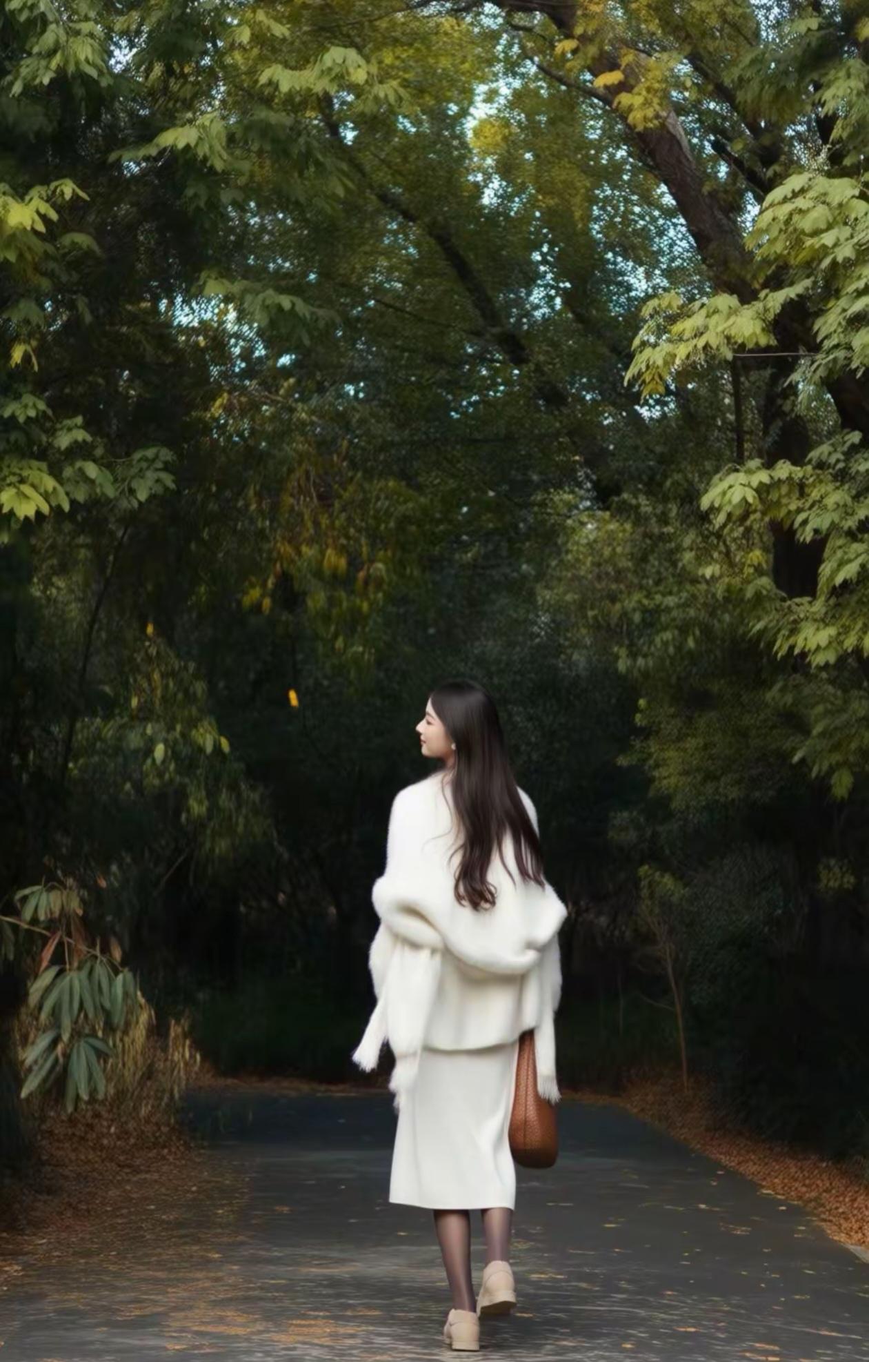 秋日漫步，白色毛衣与落叶相映成趣