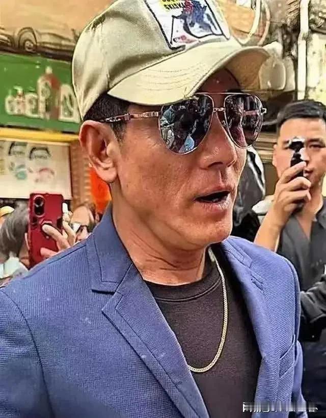 如果特意修饰也是一个普通人，以前看非常年轻的郭富城，已经六十多岁了。看着比老丈人