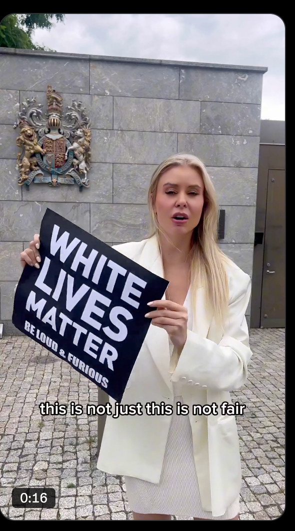 倒反天罡了。。。当美国黑人打着blacklivesmatter抗议他们天
