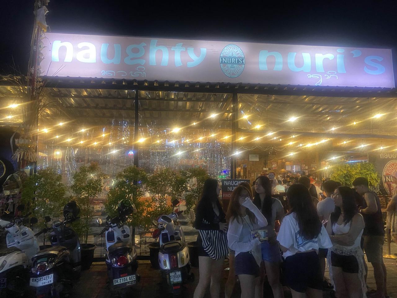 来了巴厘岛好几天了，明天离开。来之前都说一定要去吃烤猪肋排。去了网上推荐的