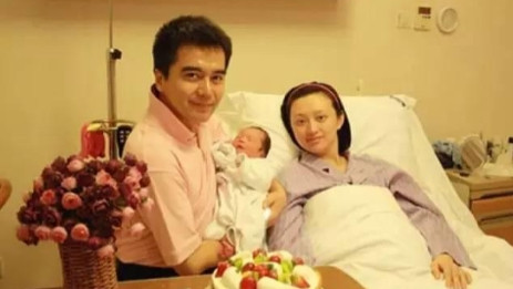 1995年，许亚军拍完戏回家，给第二任妻子张晞递了一张离婚协议书：“我们离婚吧。