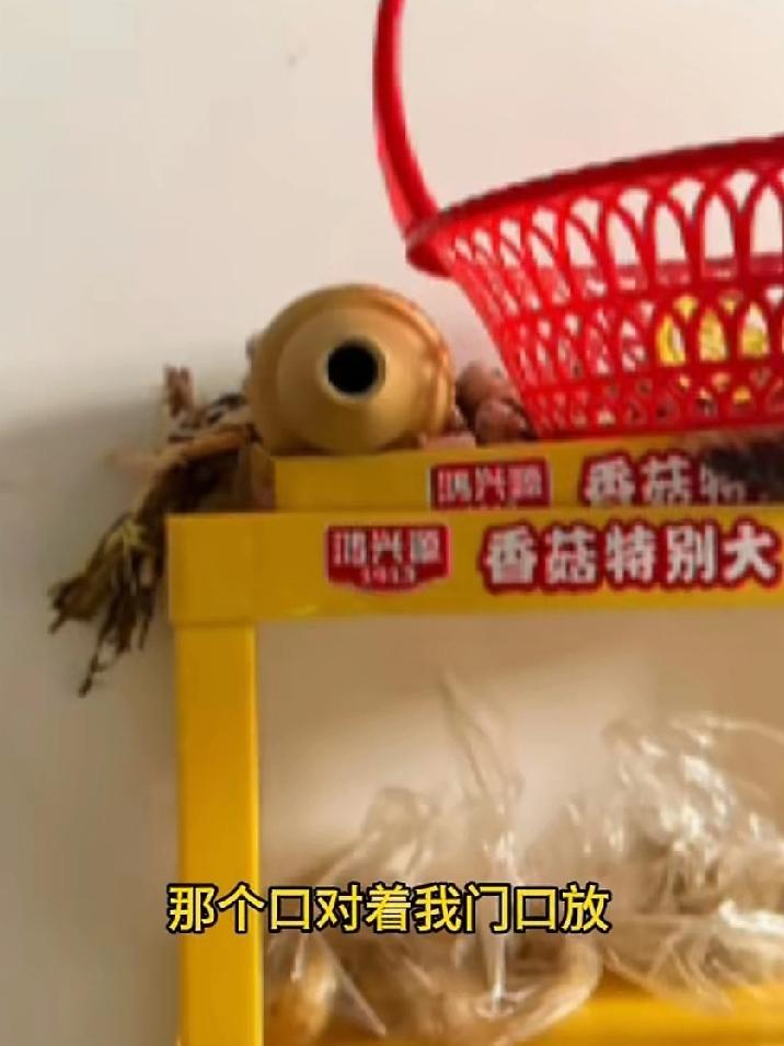 邻居总把葫芦口朝着女子家门口，女子发现后把葫芦口调到了其它方向，结果被邻居发现又