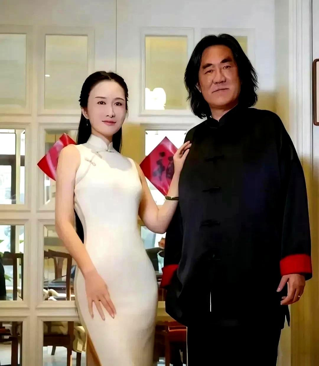 74岁张纪中，胡子一剃，头发一染他和妻子杜星霖合影留念，两人状态自然，画