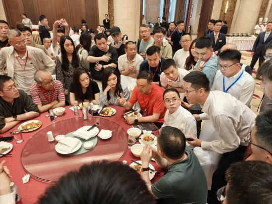 对谈茅台大会现场股东: 现金流、分红、回购是重点, 关注下一次回购落地时间