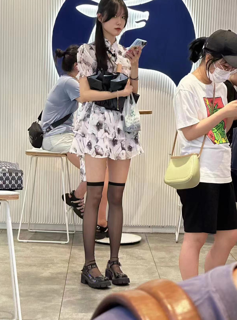 女朋友生气了她眼神好像要刀了我