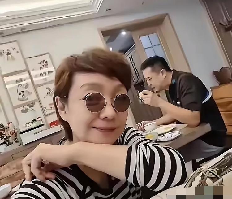 在家中的张嘉译夫妇