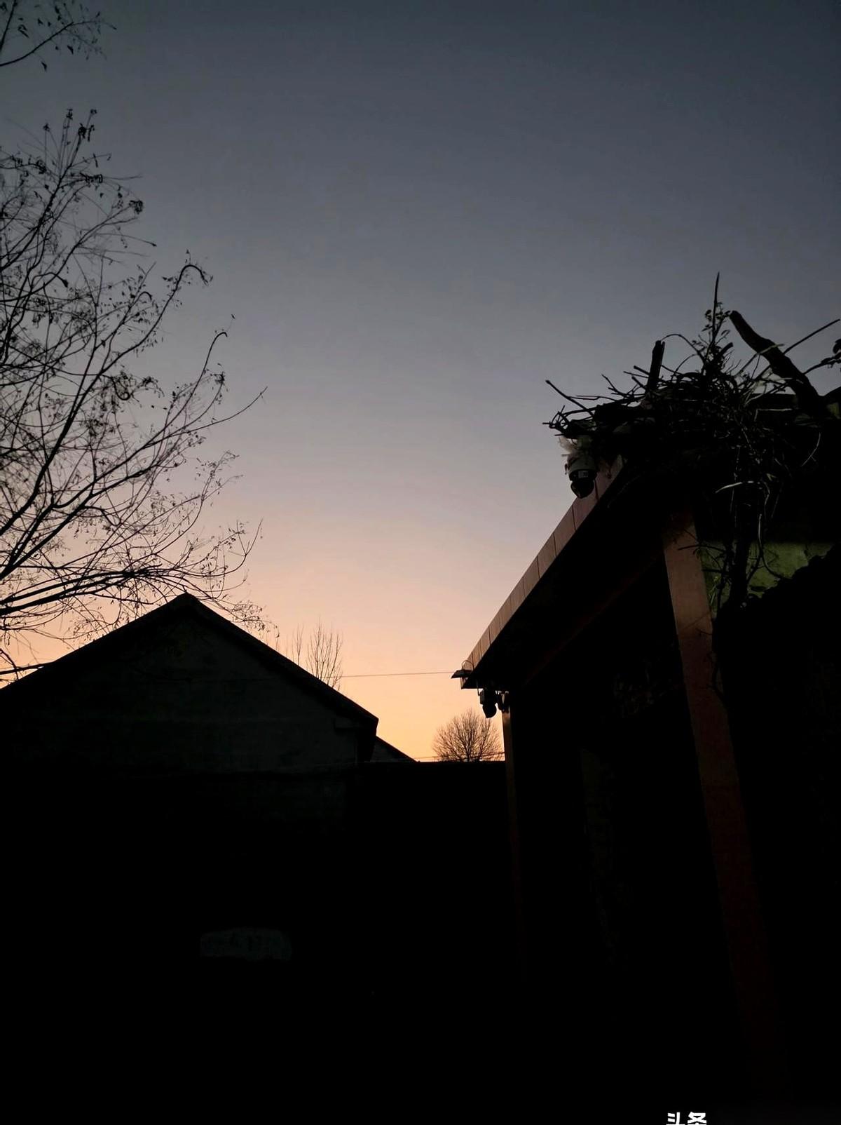 一个男人，衣衫褴褛，坐在马路牙子上吃10块钱的盒饭，十个女的，九个会绕着你走。