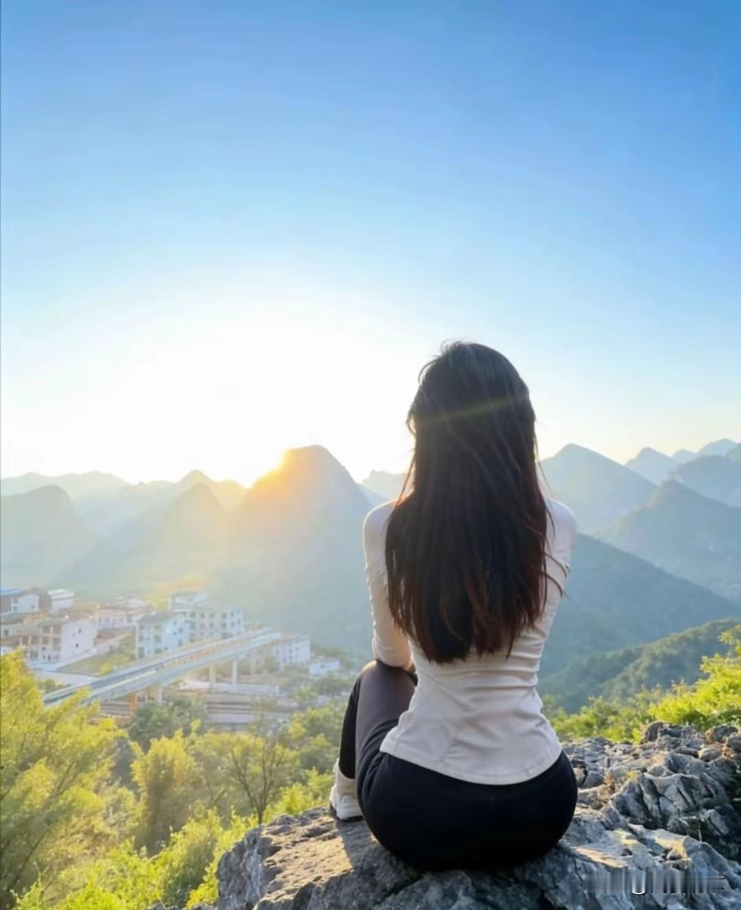 一个人坐在山顶看风景，好美啊！