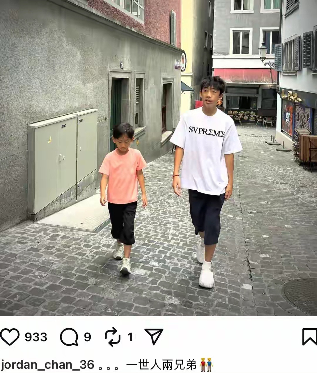 陈小春晒俩儿子同框合照，小儿子HoHo终于把长发剪短了清爽太多了，Jasper转