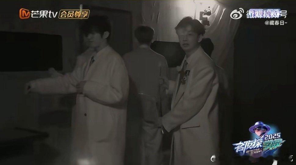 齐思钧已经彻底脱敏控被密室吓多了就是不一样，NPC加灯双重暴击他都能稳住，带着