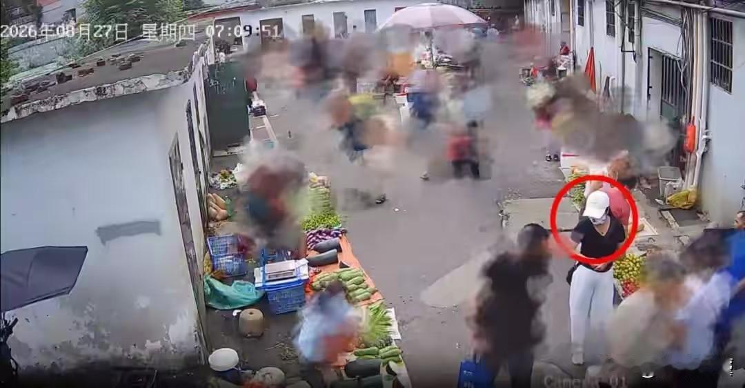 湖南衡阳，大爷逛菜市场，被一位年轻漂亮的陌生女子搭讪，对方说40块钱就能做一套贴