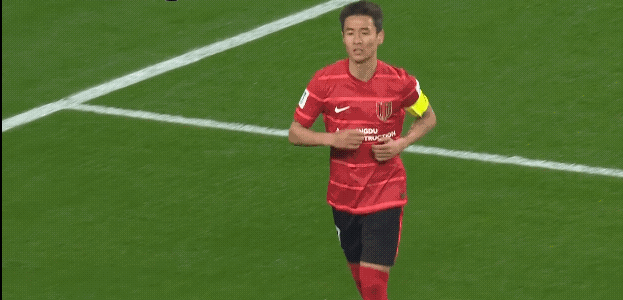 成都蓉城新赛季队长袖标给了韦世豪么？原来不是周定洋和罗慕洛么？其实成都蓉城把队长