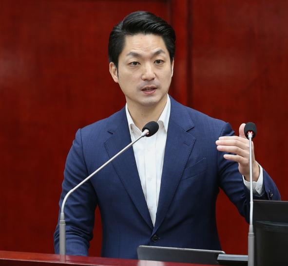 台北市长蒋万安今天出席开工典礼，被问到“你是台湾人还是中国人？”蒋万安的回答