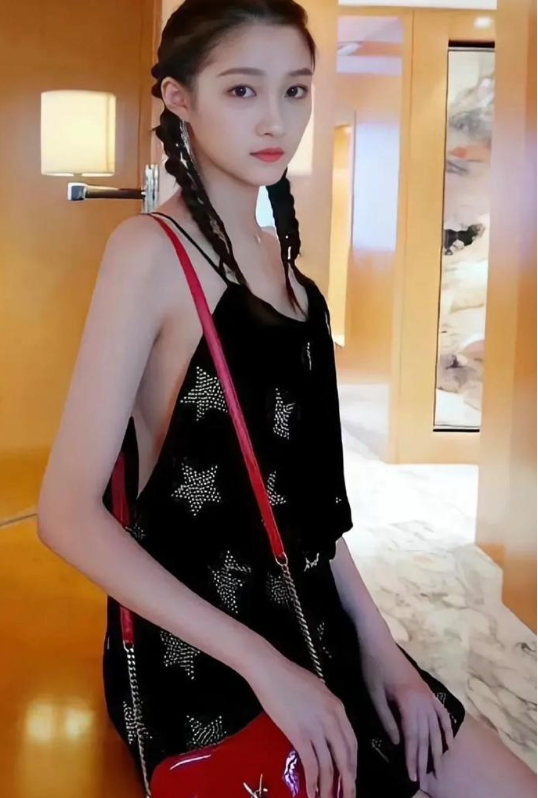 关晓彤肚兜造型，这妆造真的绝美​​​​