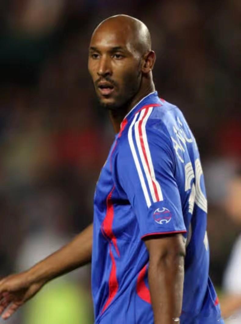 法国球星阿内尔卡语出惊人。他表示法国队之所以在2002年世界杯小组赛出局，一个重