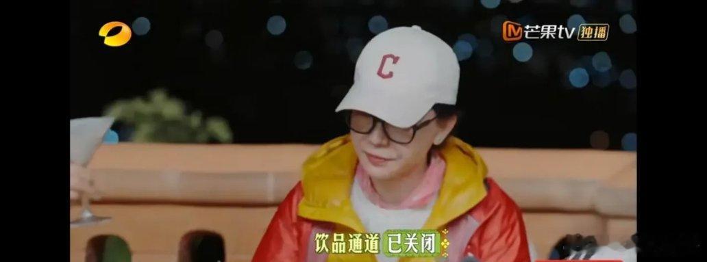 陈数在集体活动中显得有点不太合群。吃饭的时候，大家热热闹闹，说说笑笑，唯独陈数低