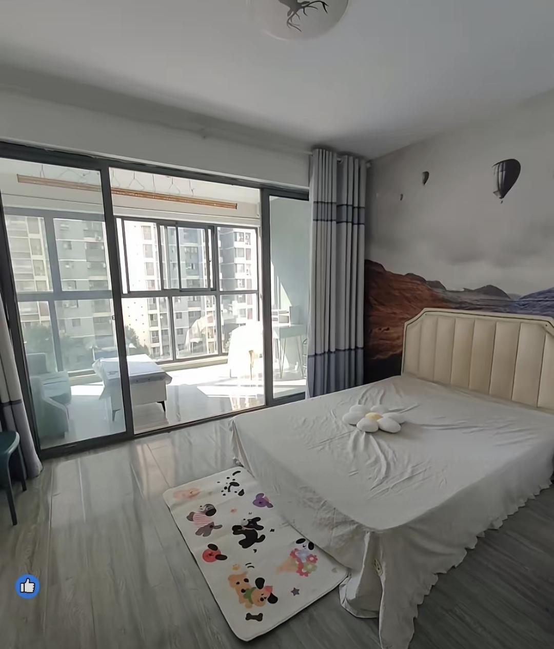 我家房子租给一对夫妻住了整整十年。他们从没拖欠过房租，物业费也自己按时交。前几天