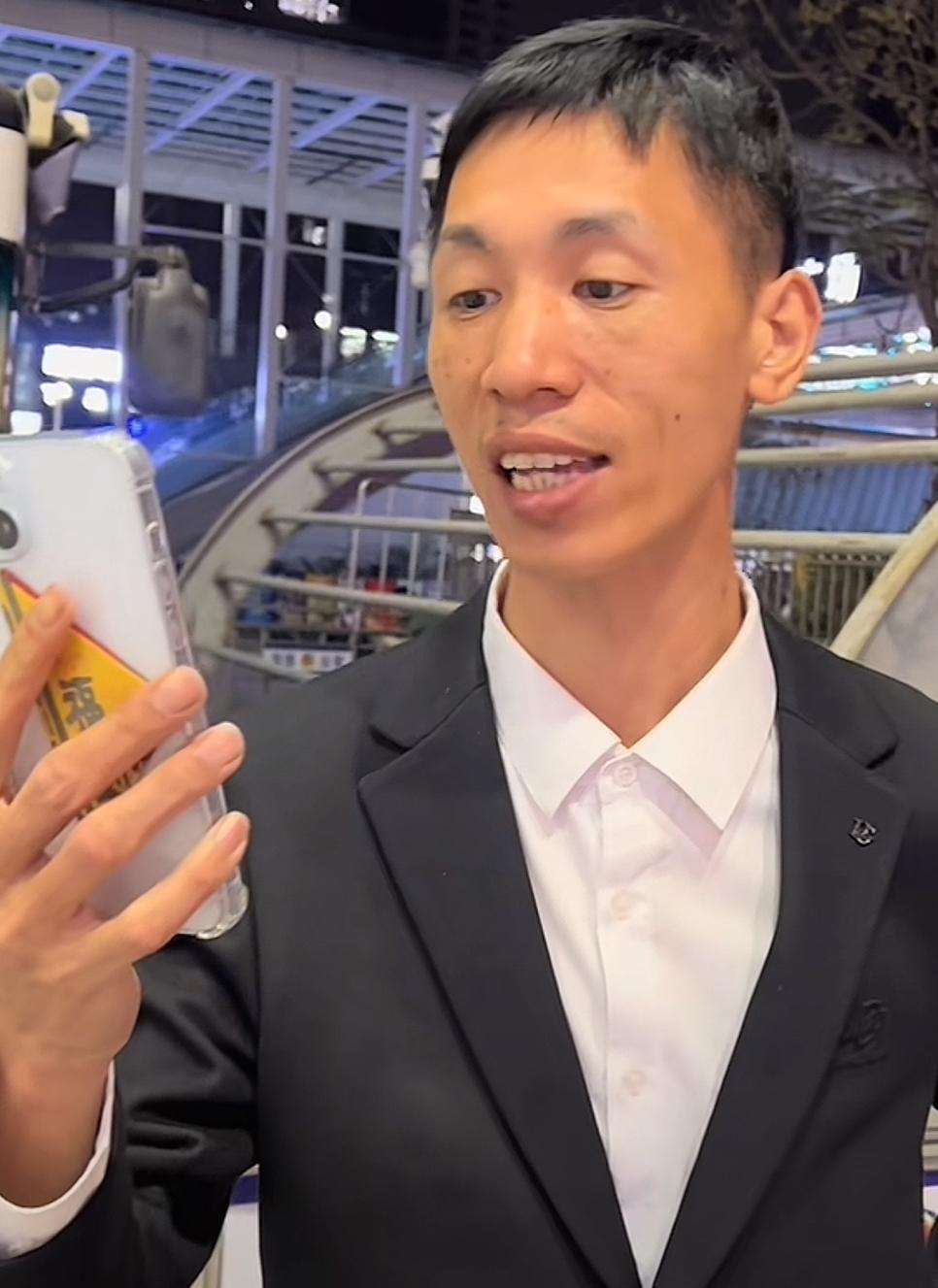 李鑫：姐姐我已经到深圳了，现在准备坐地铁回去，我给你们报个平安。李鑫跟姐姐认亲