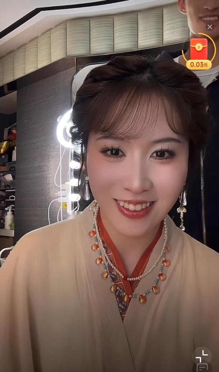 看看这是谁？[捂脸哭]仅看图一我是真的看不出这是谁，看了图二美女脸上的高颧骨，我