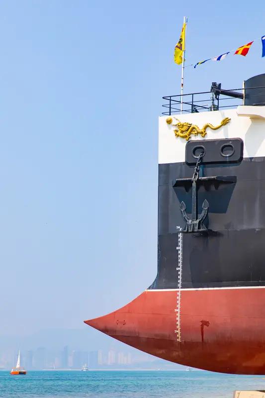 2022年6月17日下水的003型航母福建舰，相比前两艘有诸多改进。体型上，山