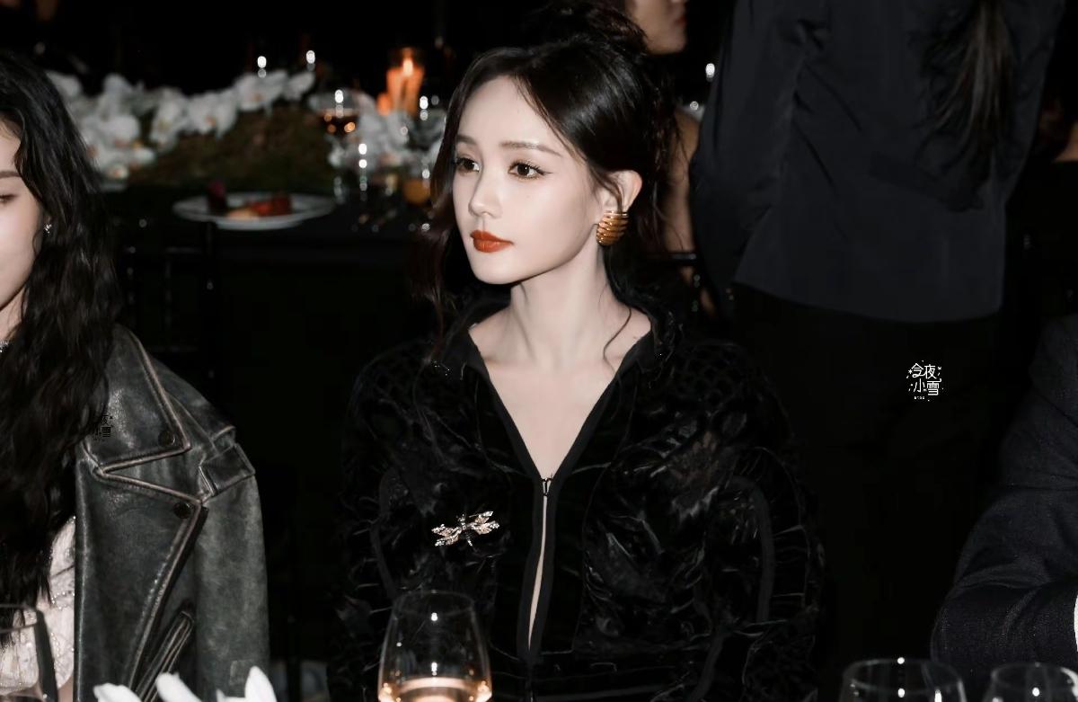 黑裙利落，短裤飒爽，李一桐把随性与明艳焊在了身上简约黑调也能穿出惊艳感，