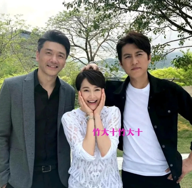 看靳东手放哪了，靳东是真帅，左小青是真可爱，但左边这位更帅，他曾是击剑运动员，后