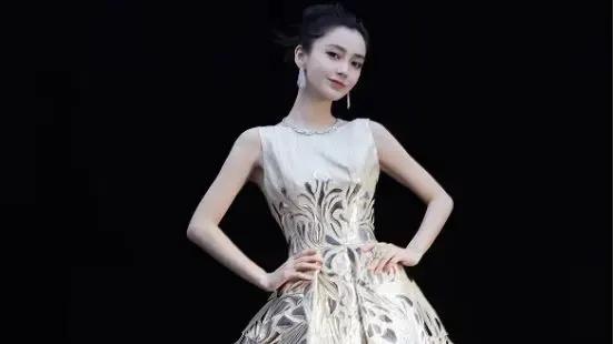 近日，某女星父亲因佩戴“百万级翡翠耳环”被举报贪污，引发轩然大波！面对质疑，他紧
