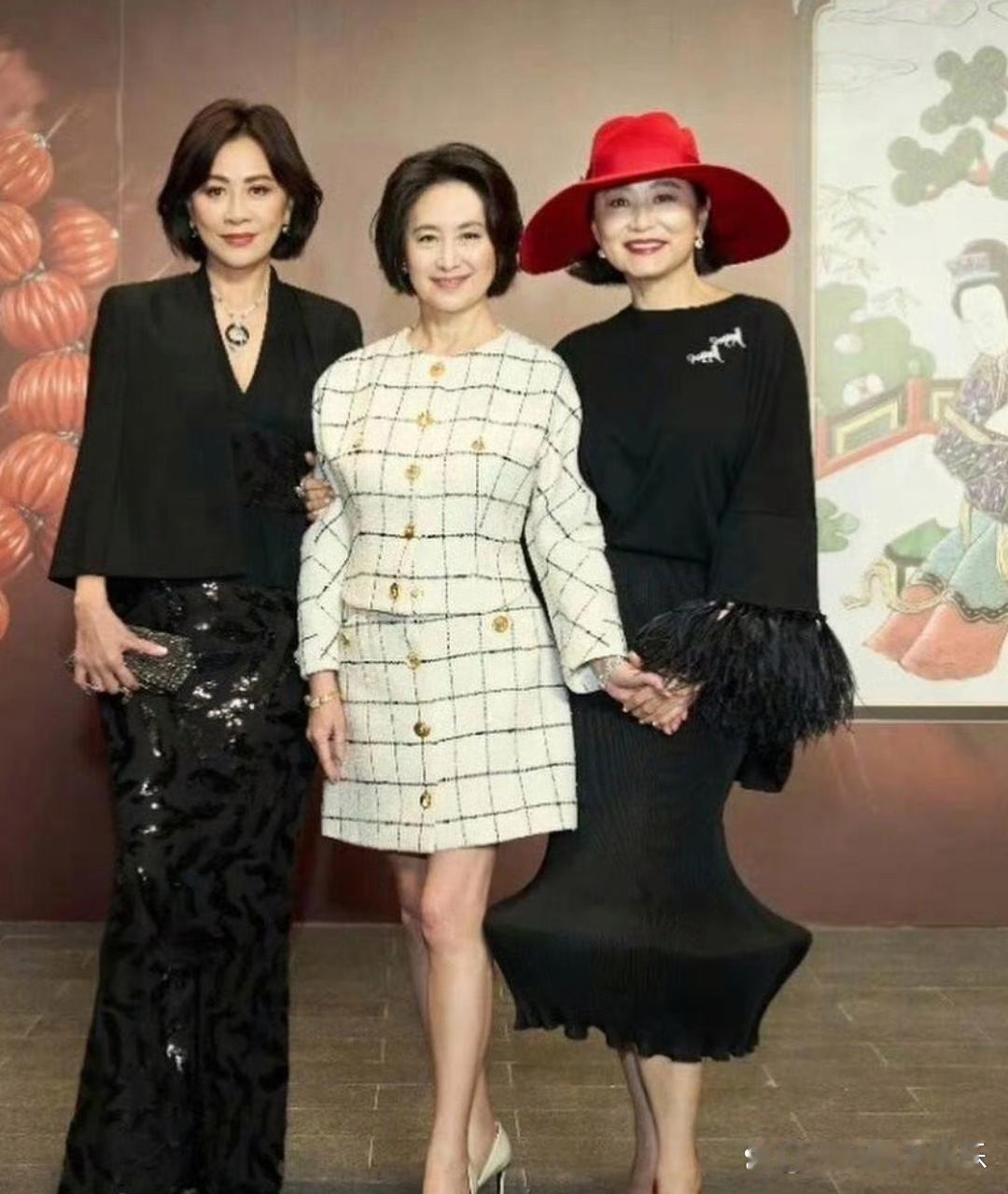 63岁何超琼早就该穿短裙了，与刘嘉玲，林青霞合影，漫画腿赢麻了​​​
